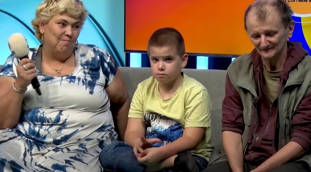 ioana tufaru la o emisiune tv alaturi de sotul ei, ionut mardare, si fiul lor, luca, in varsta de noua ani