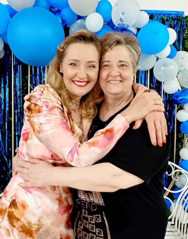 elena lasconi imbratisata alaturi de mama ei, lenuta lasconi