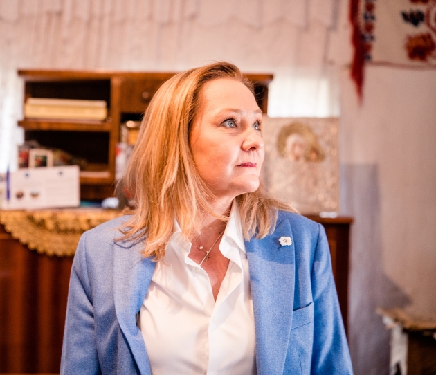 elena lasconi imbracata in camasa si sacou poza din casa parinteasca