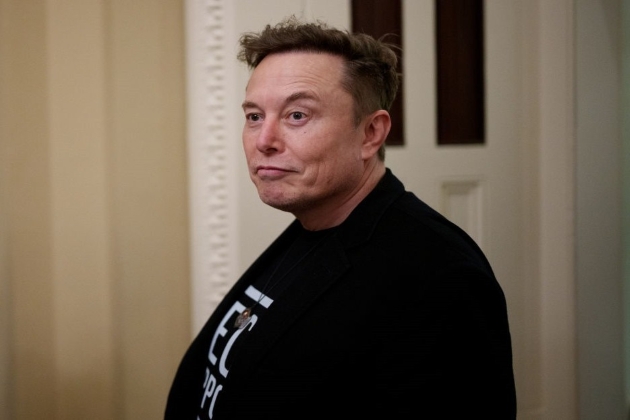 elon musk imbracat in negru la casa alba