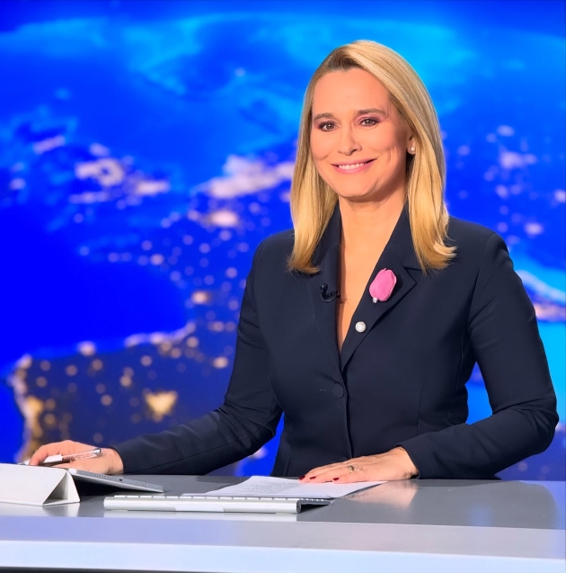 andreea esca imbracata cu un sacou albastru inchis la pupitrul stirilor pro tv
