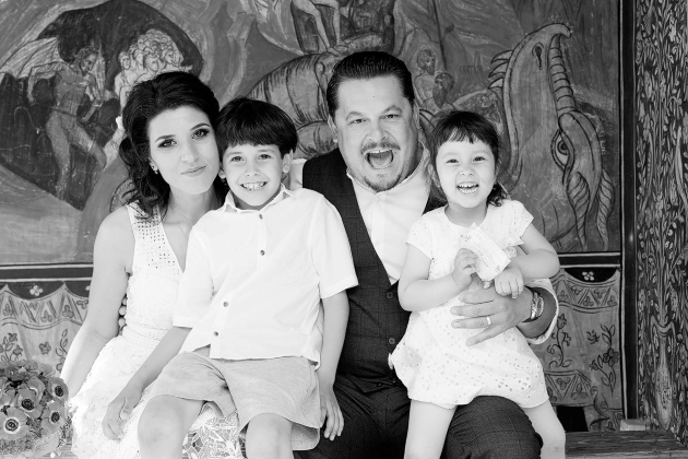 mihai bobonete alaturi de sotia lui, catalina si cei doi copii, la nunta din anul 2018