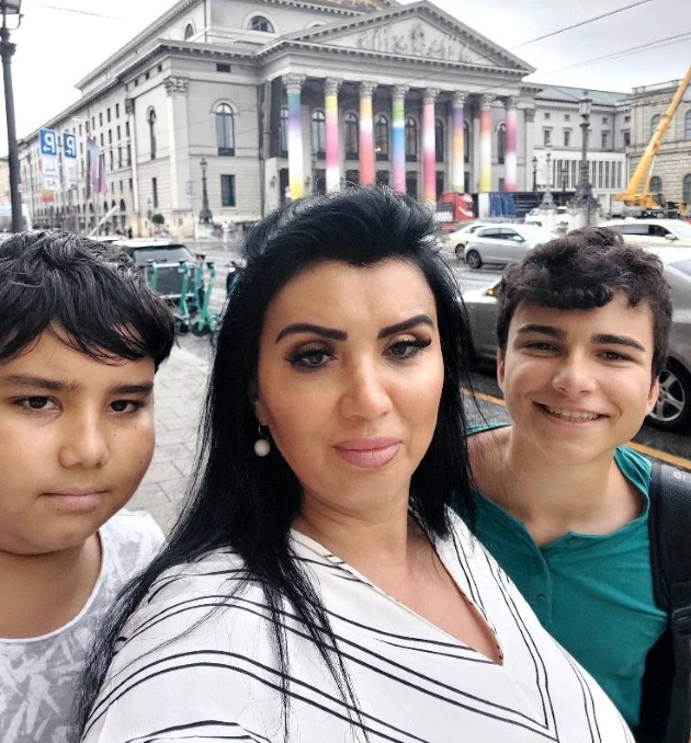 adriana bahmuteanu alaturi de cei doi copii ai ei, maximus si eduard prigoana