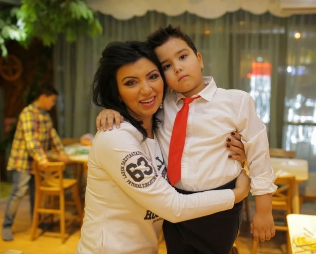 adriana bahmuteanu alaturi de fiul cel mic, eduard prigoana, pe cand era mic