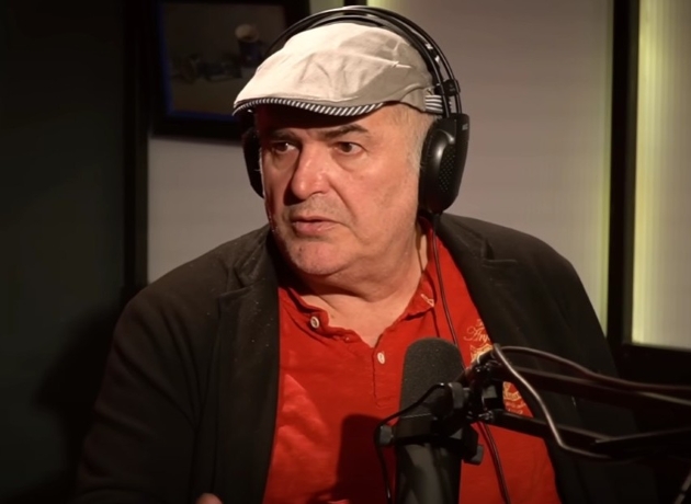 florin calinescu imbracat in rosu in fata microfonului invitat la un podcast