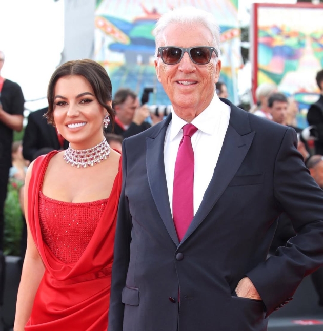 romina gingasu si piero ferrari imbracati elegant pe covorul rosu