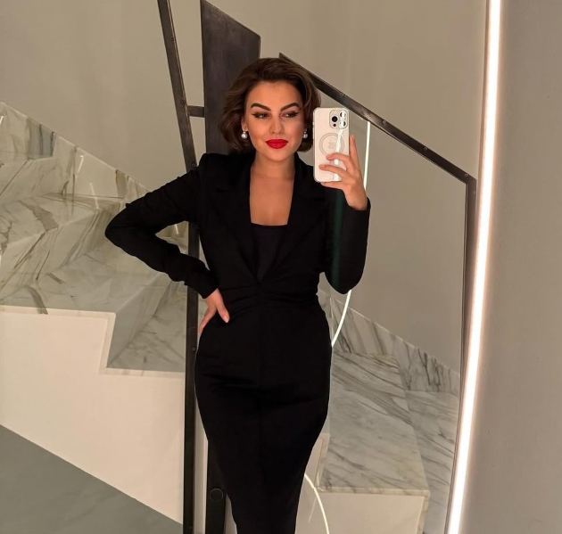 romina gingasu imbracata in rochie neagra selfie in oglinda