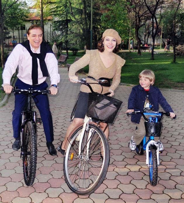 printul paul si printesa lia la o plimbare cu bicicletele alaturi de fiul lor, carol ferdinand
