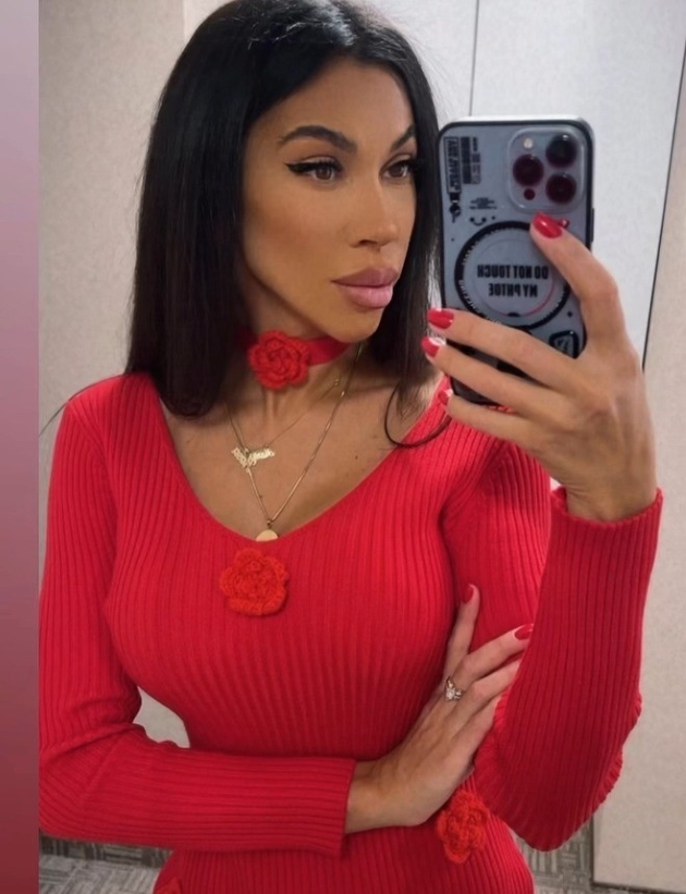 raluca pastrama, fosta sotie a lui pepe, imbracata cu o rochie rosie eleganta