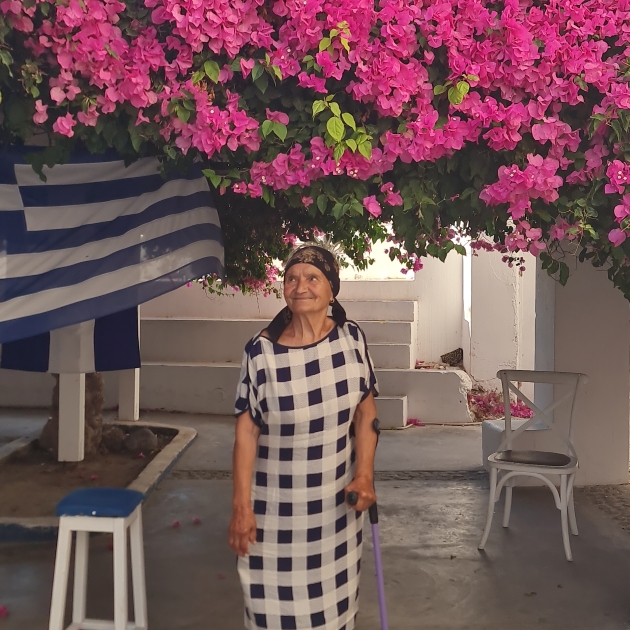 mamaia floarea, bunica virala de pe tiktok in timpul vacantei din santorini, grecia