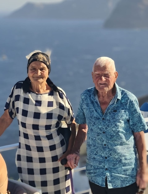 mamaia floarea si tataia costea, cei doi bunici din teleorman virali pe tiktok in vacanta in santorini