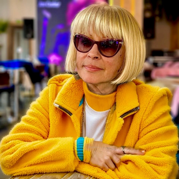 mirabela dauer imbracata in galben si cu ochelari de soare