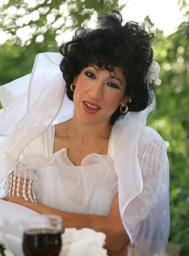 mariana danescu zambitoare imbracata in rochie alba