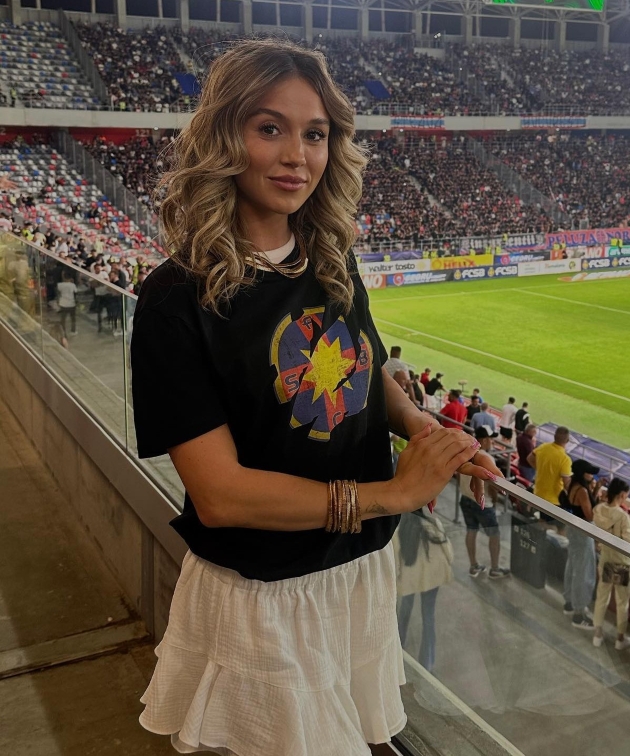 teodora stoica in tribuna la un meci fcsb