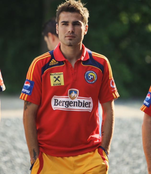 adrian mutu in tinerete imbracat in echipamentul nationalei de fotbal