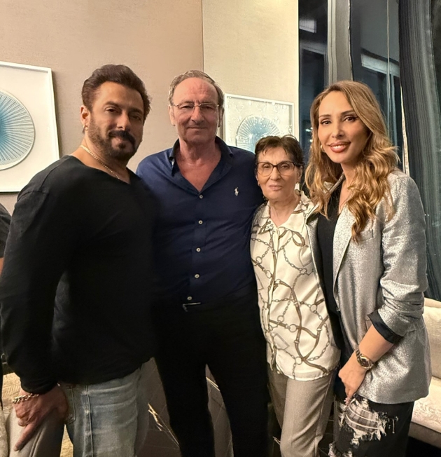 iulia vantur alaturi de parintii ei si de partenerul ei, salmna khan