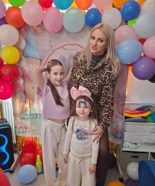 sanziana buruiana alaturi de cele doua fiice pe care le are cu nicolae zuluf, izabela si antonia