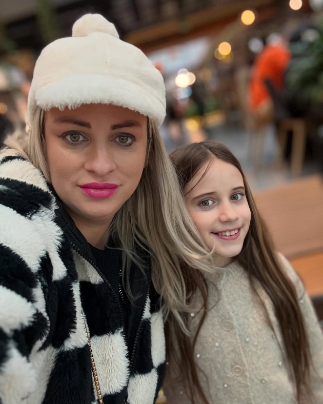 sanziana buruiana alaturi de fiica ei cea mare, izabela