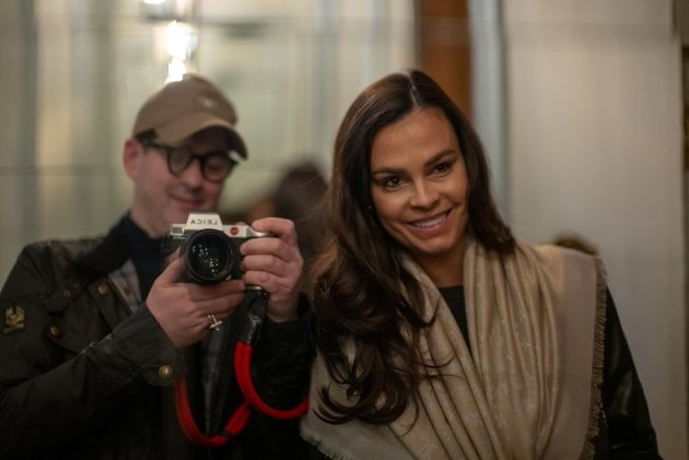 anca serea zambitoare fotografie in oglinda cu adi sina