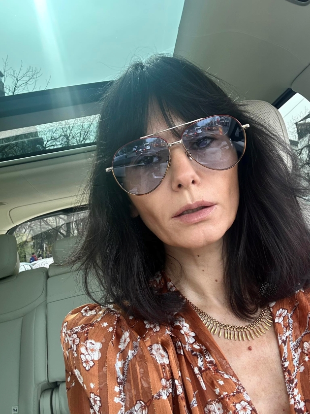 dana budeanu fotografie in masina cu ochelari de soare