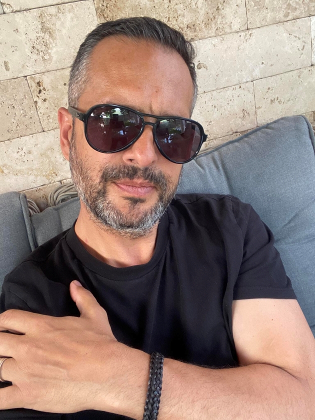 madalin ionescu imbracatin tricou negru selfie cu ochelari de soare