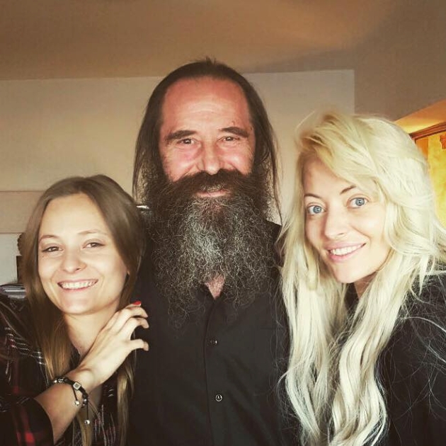 ion matache in anul 2018, proaspat intors de pe muntele athos, fotografie alaturi de cele doua fiice, delia si sora ei oana matache