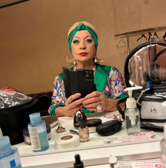 adriana trandafir la teatru in culise costumata pentru spectacol