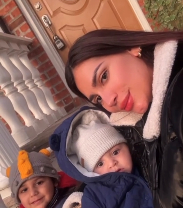 maria, tanara femeie care a murit in timpul operatie. fotografie cu ea  si cei doi copii in varsta de 1 si 3 ani