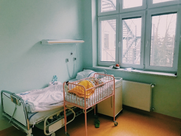 camera de spital maternitate, bebelus nou-nascut in carucior