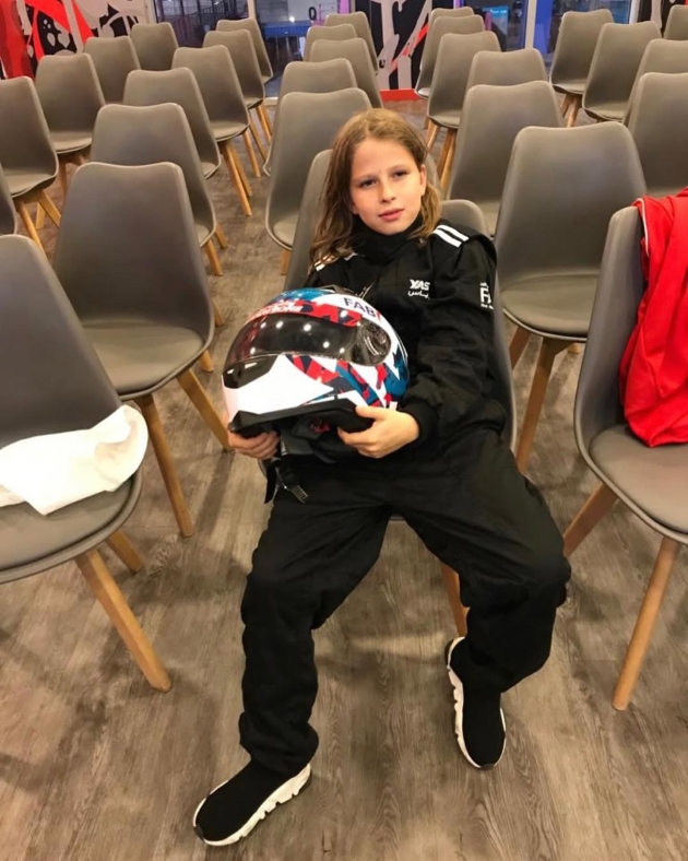 lauentiu reghecampf junior intr-o sală cu multe scaune, ținând în mână o cască de motocicletă