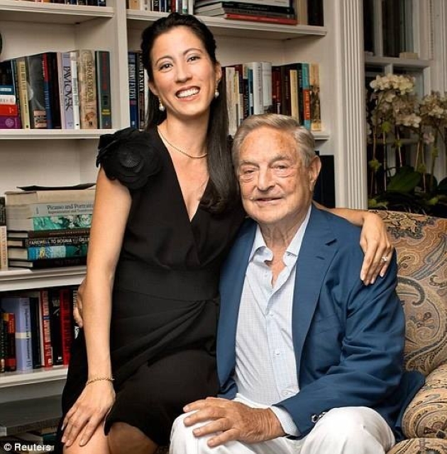 tamiko bolton si george soros imbracati elegant pozeaza in biblioteca