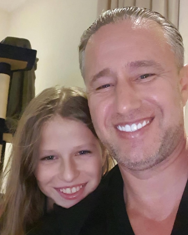 fotografie cu bebeto si laurentiu reghecampf care zambesc impreuna la camera