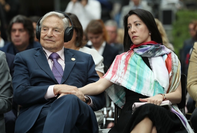 george soros si tamiko bolton la un eveniment in aer liber tinandu-se de mana