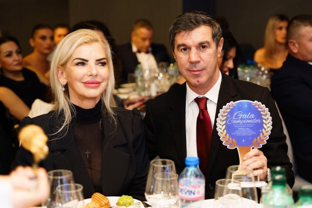 cum s-au cunoscut anna si mihai leu. anna leu si mihai leu imbracati elegant stau la masa la gala campionilor
