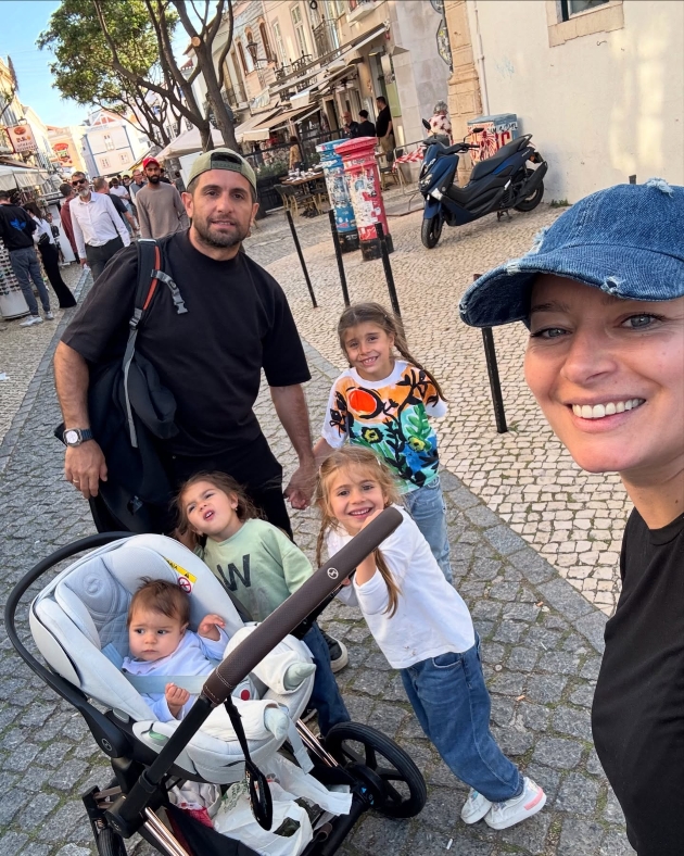 laura cosoi si sotul ei, cosmin curticapean alaturi de cei patru copii ai lor, in vacanta in portugalia