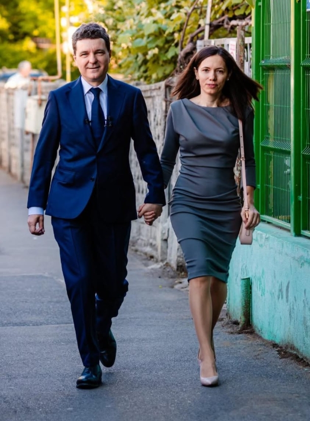 mirabela gradinaru si nicusor dan au optat pentru tinute simple, dar elegante. nicusor dan si mirabela gradinaru in fata sectiei de votare