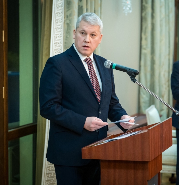 catalin predoiu imbracat elegant vorbeste la pupitru