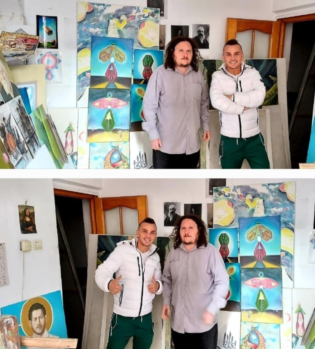 mihai traistariu alaturi de fratele lui mai mare, vasile traistariu, inconjurati de picturi