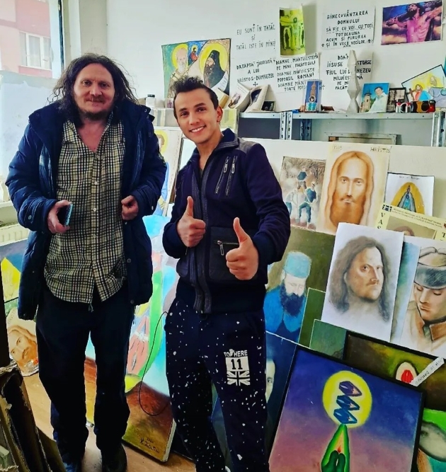vasile si mihai traistariu impreuna la piatra neamt inconjurati de picturi