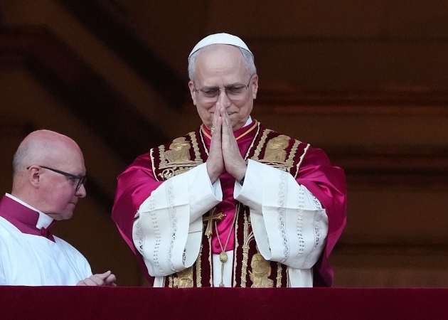 noul papa, papa leon al iv-lea, imbracat in vesmintele papale conplete isi saluta credinciosii de la balcon