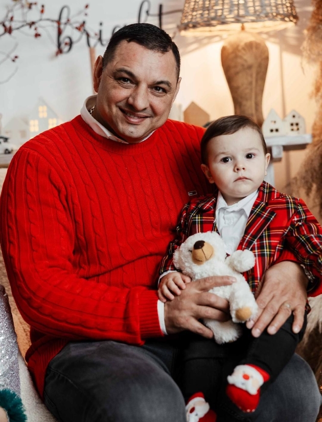 ionel ganea si fiul lui in varsta de 2 ani, alexandru. copilul este in stare grava la spital