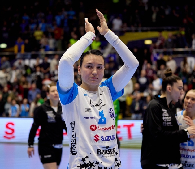 handbalista cristina neagu surprinsa dupa meci, purtand tricoul emblematic cu numarul 8