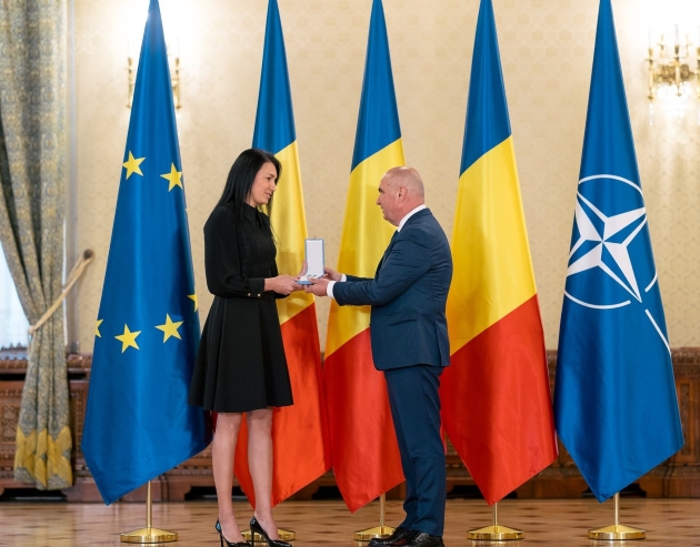 cristina neagu si ilie bolojan in timpul ceremoniei in care sportva a fost decorata cu ordinulnational serviciul credincios