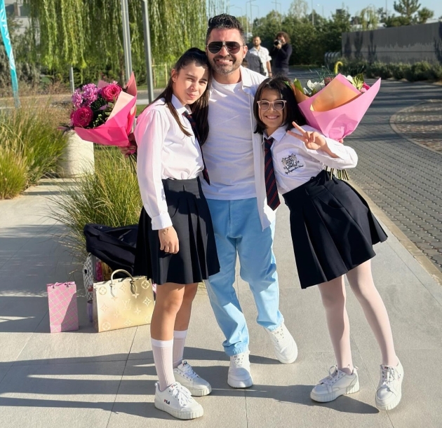 pepe alaturi de cele doua fiice din relatia cu raluca pastrama. maria, in varsta de 12 ani si rosa, in varsta de 10 ani