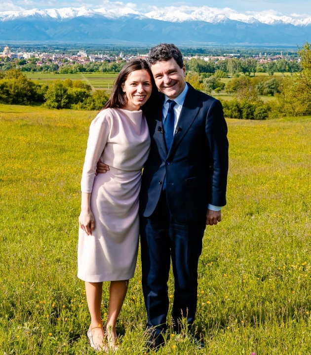 nicusor dan si partenera lui, mirabela gradinaru. cum s-au cunoscut