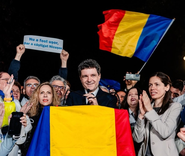 nicusor dan este noul presedinte al romaniei. fotografie din noaptea victoriei, alaturi de sustinatori si de partenera sa, mirabela gradinaru