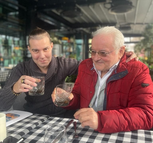 irinel columbeanu la masa alaturi de unul dintre prietenii sai. irinel columbeanu va implini curand 68 de ani
