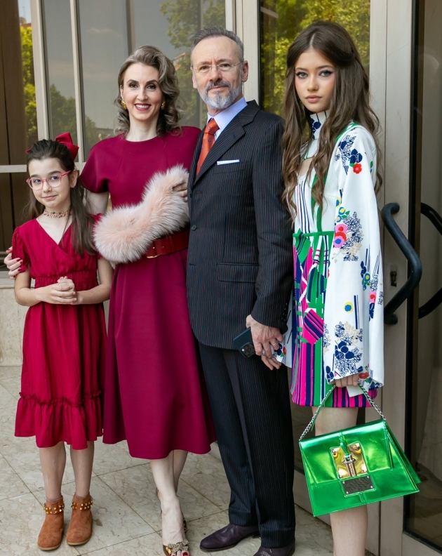 mihai albu este in culmea fericirii. designerul de pantofi are acum si o fiica vitreaga. smaranda, elena nechifor, mihai albu si mikaela albu la cununia civila