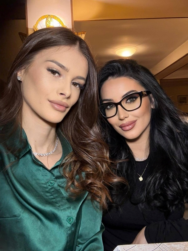 teodora marcu alaturi de prietena ei, nicoleta ivan. prietena teodorei ii acuza pe cei care o judeca