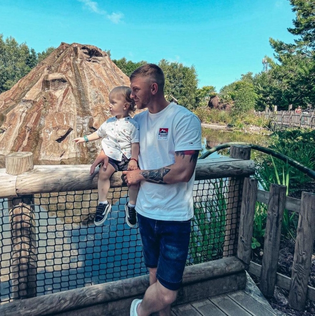 dragos chirila alaturi de fiul lui aflati intr-un parc pe malul unei ape